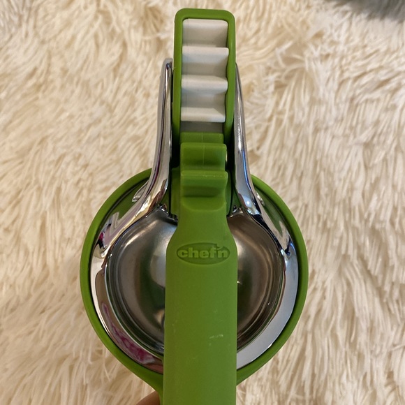 Chef’n hand juicer. Very heavy duty and excellent shape. 2 lime bowls included! - Picture 2 of 9